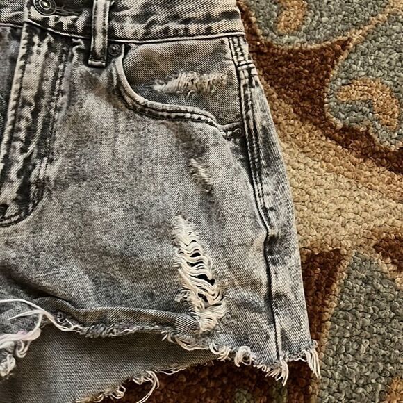 EUC AMERICAN EAGLE OUTFITTERS SIZE 4 MOM JEAN SHORT CUTOFFS DISTRESSED - Picture 9 of 12